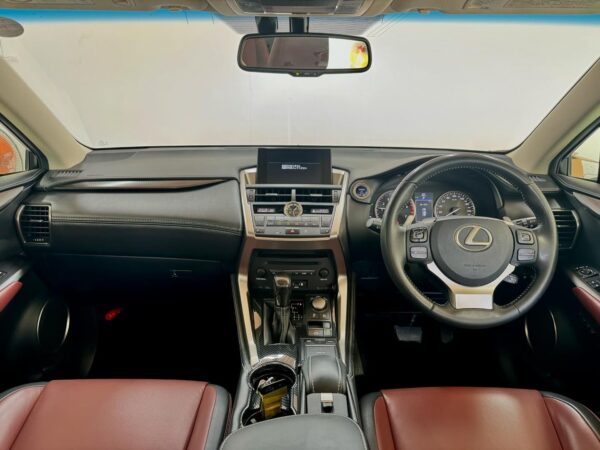 Lexus NX painel