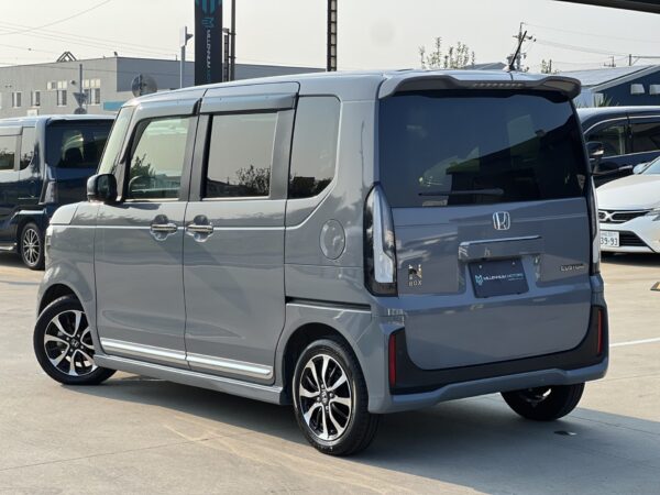 N-Box traseira